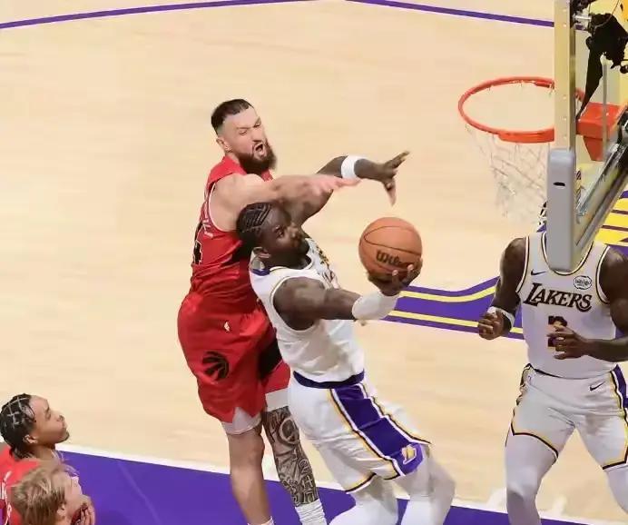 c罗在湖人比赛中精彩发挥,挺进下一轮引发热议的球员 c罗在湖人比赛中精彩发挥,挺进下一轮引发热议的球员